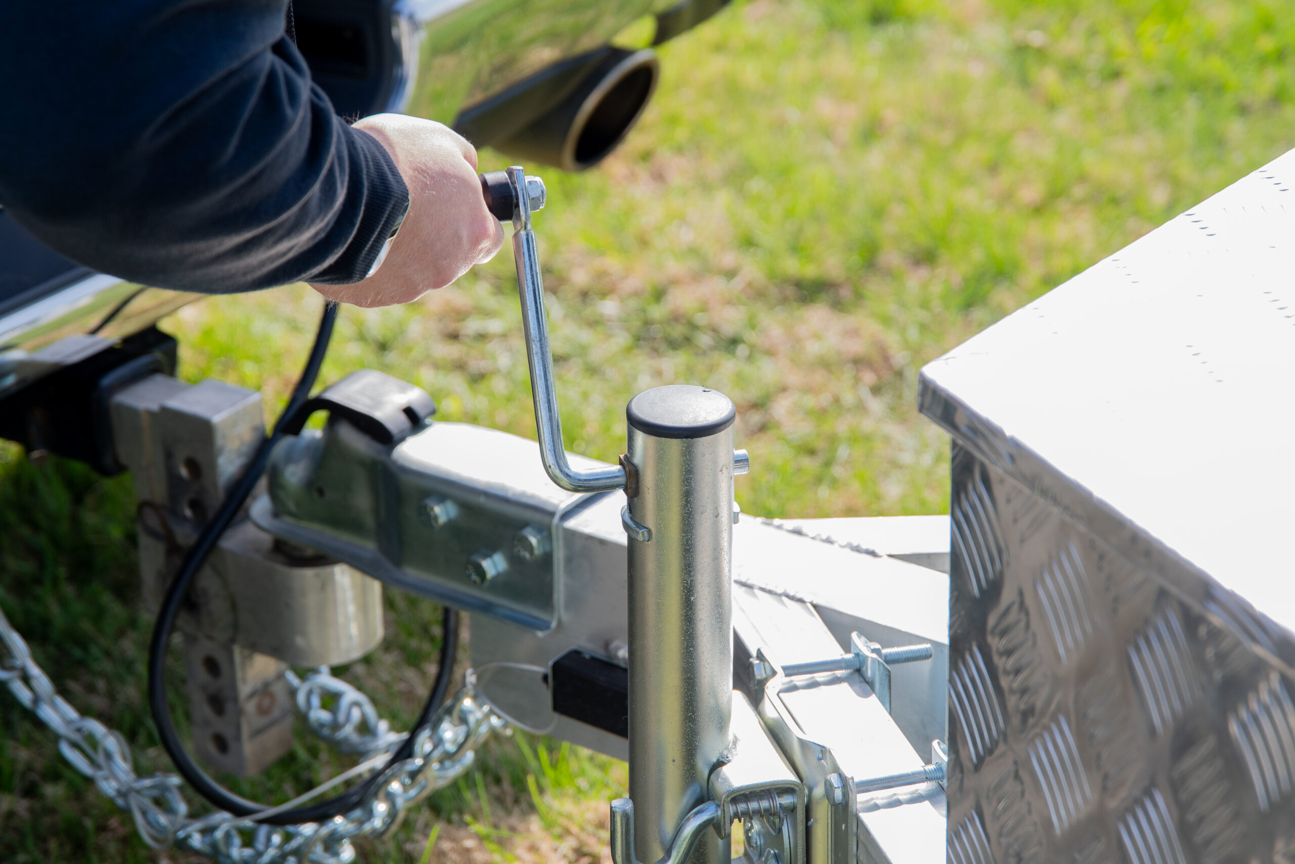 swivel on aluminum trailer being cranked